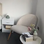 Modern 2-bedroom Sleeps 6 With Parking & Garden