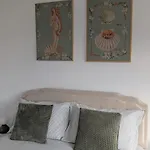 Modern 2-bedroom Sleeps 6 With Parking & Garden بيت للعطل