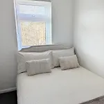 Modern 2-bedroom Sleeps 6 With Parking & Garden *