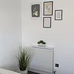 Modern 2-bedroom Sleeps 6 With Parking & Garden * ليدز