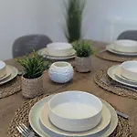 Modern 2-bedroom Sleeps 6 With Parking & Garden بيت للعطل *