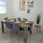 بيت للعطل Modern 2-bedroom Sleeps 6 With Parking & Garden ليدز