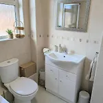 Modern 2-bedroom Sleeps 6 With Parking & Garden بيت للعطل *