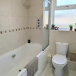 Modern 2-bedroom Sleeps 6 With Parking & Garden