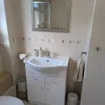 Modern 2-bedroom Sleeps 6 With Parking & Garden بيت للعطل *