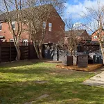 Modern 2-bedroom Sleeps 6 With Parking & Garden بيت للعطل ليدز