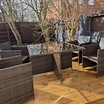 Modern 2-bedroom Sleeps 6 With Parking & Garden * ليدز