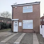 Modern 2-bedroom Sleeps 6 With Parking & Garden