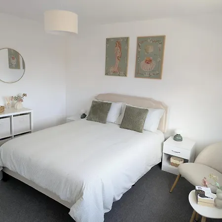 Сasa de vacaciones Modern 2-bedroom Sleeps 6 With Parking & Garden *