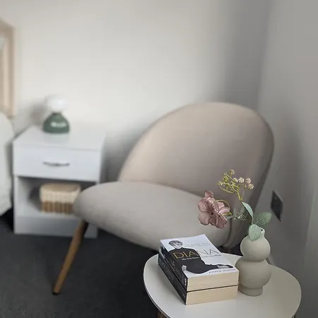 Modern 2-bedroom Sleeps 6 With Parking & Garden