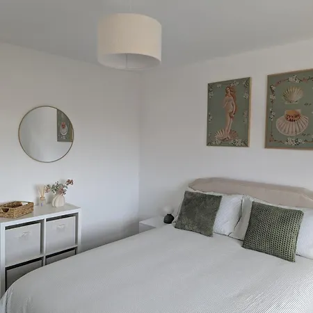 Modern 2-bedroom Sleeps 6 With Parking & Garden *