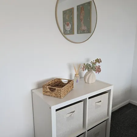 Modern 2-bedroom Sleeps 6 With Parking & Garden *