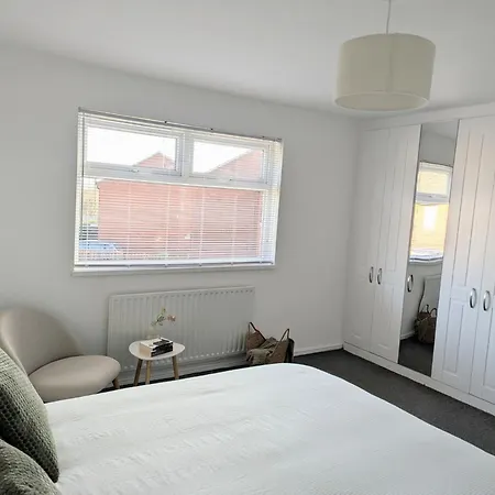 Modern 2-bedroom Sleeps 6 With Parking & Garden Сasa de vacaciones