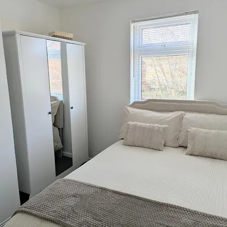 Modern 2-bedroom Sleeps 6 With Parking & Garden Λιντς