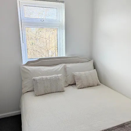 Modern 2-bedroom Sleeps 6 With Parking & Garden *
