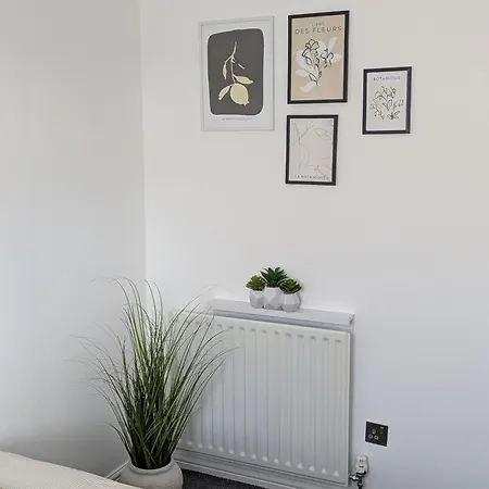Modern 2-bedroom Sleeps 6 With Parking & Garden * Λιντς