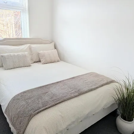 Modern 2-bedroom Sleeps 6 With Parking & Garden