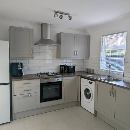 Σπίτι διακοπών Modern 2-bedroom Sleeps 6 With Parking & Garden *