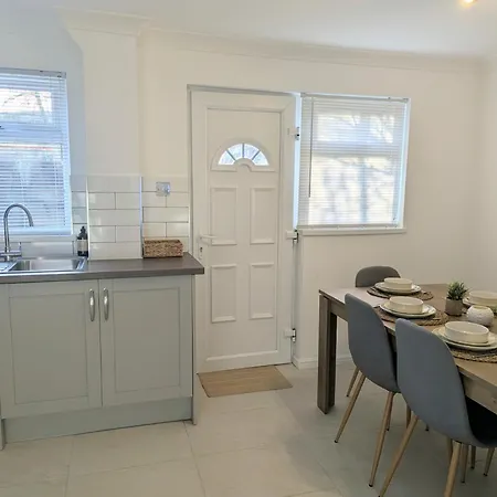 Modern 2-bedroom Sleeps 6 With Parking & Garden Λιντς