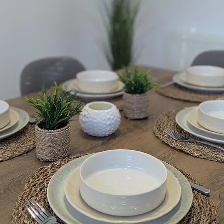 Modern 2-bedroom Sleeps 6 With Parking & Garden Σπίτι διακοπών *