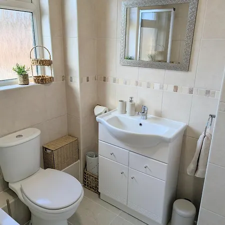 Modern 2-bedroom Sleeps 6 With Parking & Garden Σπίτι διακοπών *