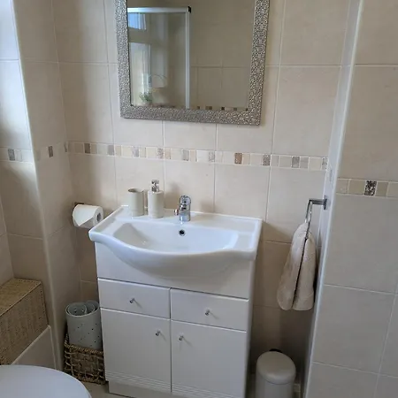 Modern 2-bedroom Sleeps 6 With Parking & Garden Σπίτι διακοπών *