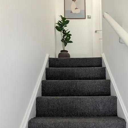Σπίτι διακοπών Modern 2-bedroom Sleeps 6 With Parking & Garden