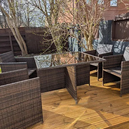 Modern 2-bedroom Sleeps 6 With Parking & Garden * Λιντς