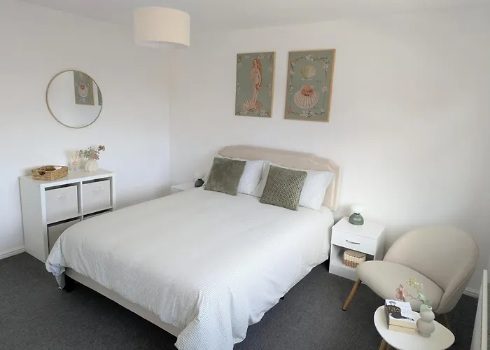 Сasa de vacaciones Modern 2-bedroom Sleeps 6 With Parking & Garden *