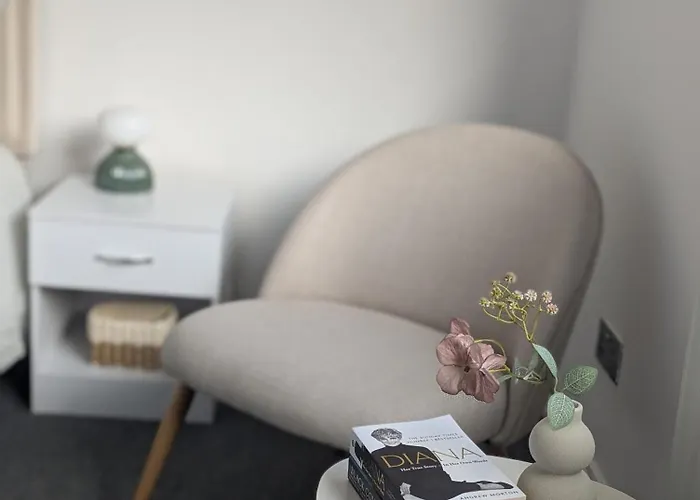 Modern 2-bedroom Sleeps 6 With Parking & Garden