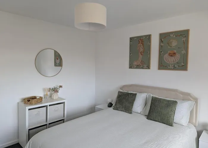 Modern 2-bedroom Sleeps 6 With Parking & Garden *