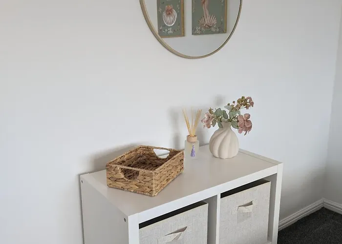 Modern 2-bedroom Sleeps 6 With Parking & Garden *