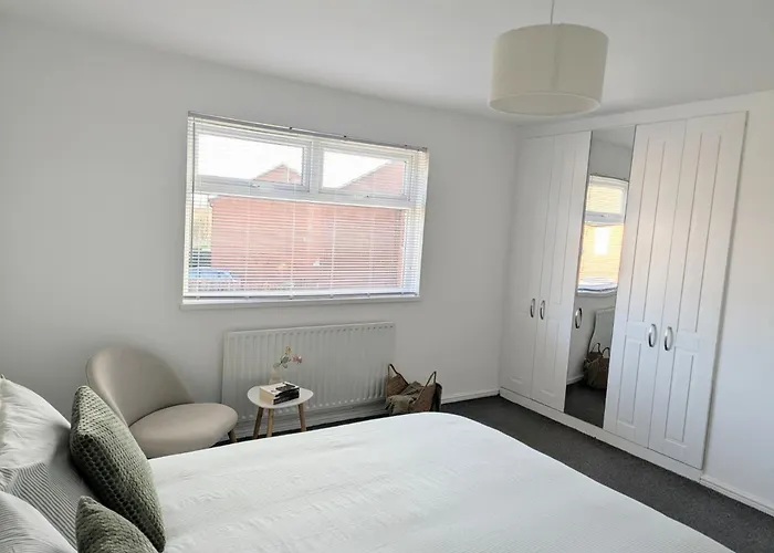 Modern 2-bedroom Sleeps 6 With Parking & Garden Сasa de vacaciones