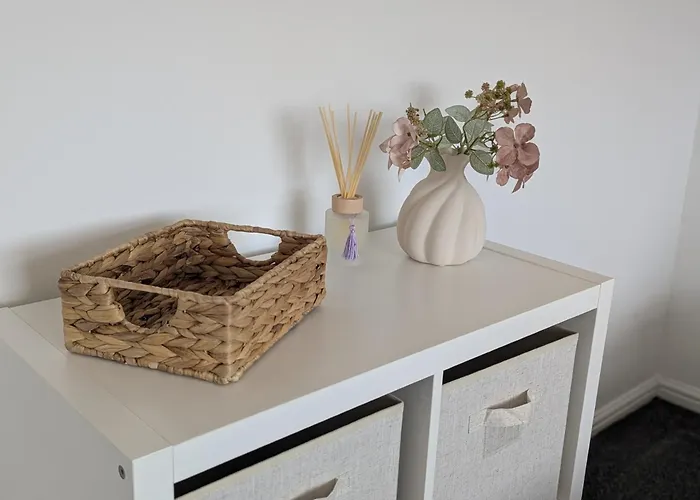 Modern 2-bedroom Sleeps 6 With Parking & Garden * Leeds (West Yorkshire)