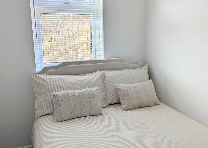 Modern 2-bedroom Sleeps 6 With Parking & Garden *