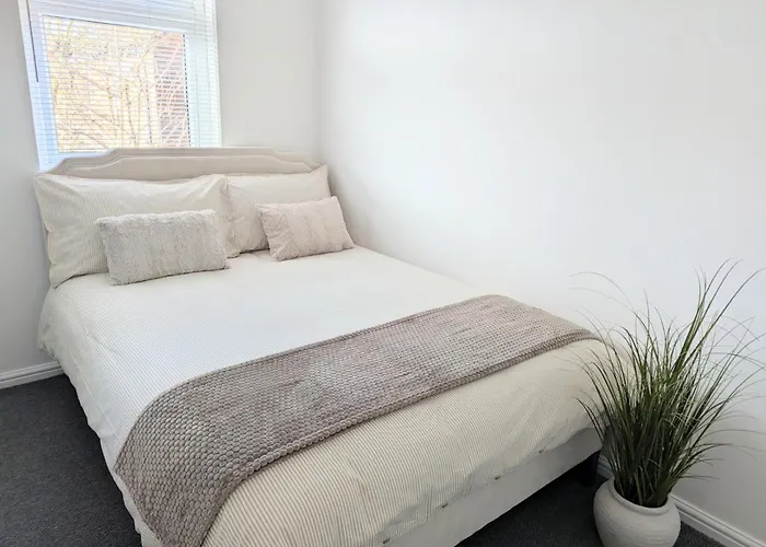 Modern 2-bedroom Sleeps 6 With Parking & Garden