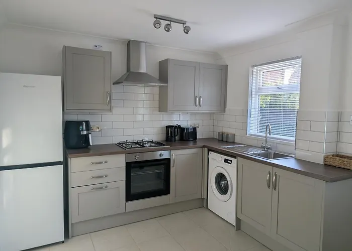 Сasa de vacaciones Modern 2-bedroom Sleeps 6 With Parking & Garden *