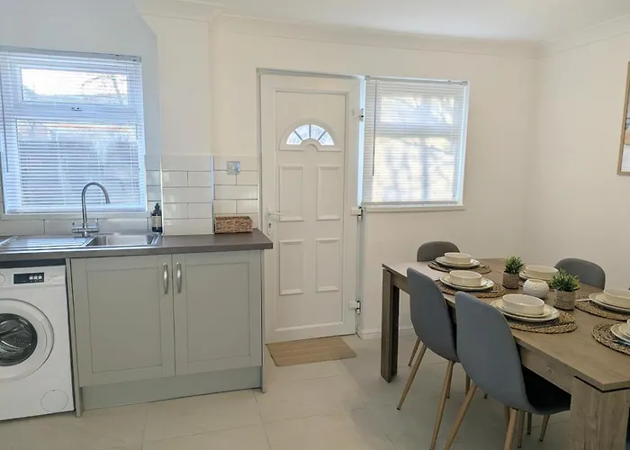Modern 2-bedroom Sleeps 6 With Parking & Garden Leeds (West Yorkshire)