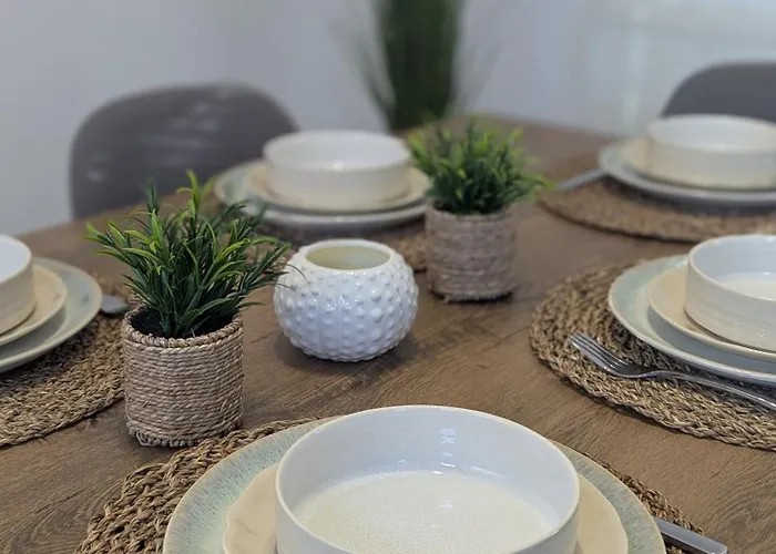 Modern 2-bedroom Sleeps 6 With Parking & Garden Сasa de vacaciones *