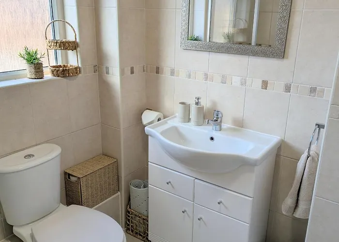 Modern 2-bedroom Sleeps 6 With Parking & Garden Сasa de vacaciones *