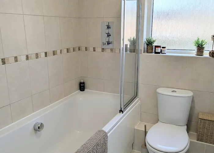 Modern 2-bedroom Sleeps 6 With Parking & Garden