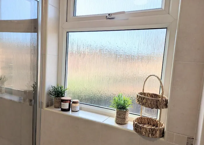 Сasa de vacaciones Modern 2-bedroom Sleeps 6 With Parking & Garden