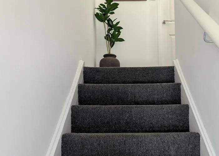 Сasa de vacaciones Modern 2-bedroom Sleeps 6 With Parking & Garden