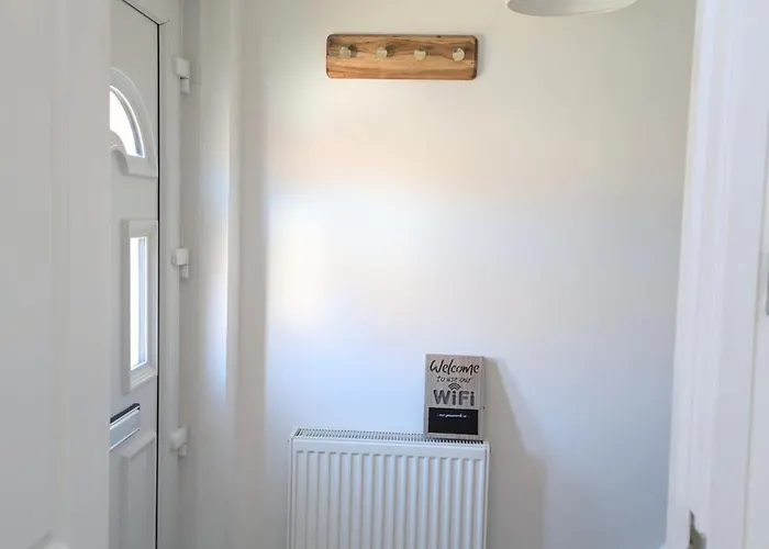 Сasa de vacaciones Modern 2-bedroom Sleeps 6 With Parking & Garden