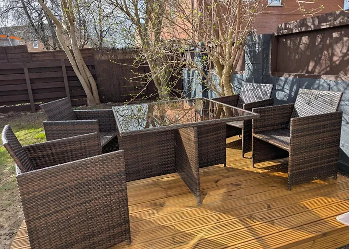 Modern 2-bedroom Sleeps 6 With Parking & Garden * Leeds (West Yorkshire)