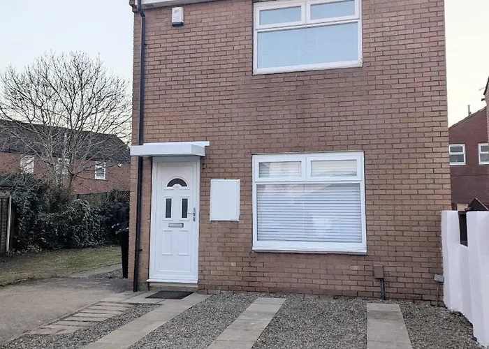 Modern 2-bedroom Sleeps 6 With Parking & Garden