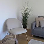 Holiday home Modern 2-bedroom Sleeps 6 With Parking & Garden *