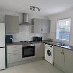 Holiday home Modern 2-bedroom Sleeps 6 With Parking & Garden *