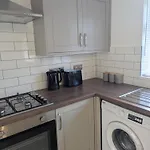 Modern 2-bedroom Sleeps 6 With Parking & Garden Holiday home Leeds (West Yorkshire)